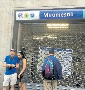  ?? AFP ?? Cerrado. Una estación del Metro de París, con la persiana baja.