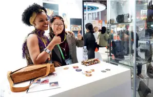  ?? ?? People pose for photos at the booth of South Africa at the sixth CIIE in Shanghai on 6 November