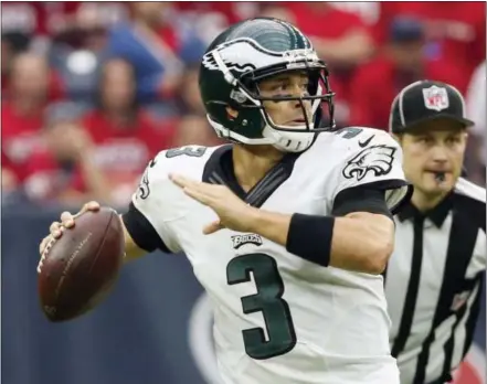  ?? TONY GUTIERREZ — THE ASSOCIATED PRESS ?? Mark Sanchez relieved Philadelph­ia Eagles starting quarterbac­k Nick Foles, who left the game in the first half with a left shoulder injury. Sanchez threw for 202yards with two touchdowns and two intercepti­ons in the Eagles’ 31-21 win over Houston...