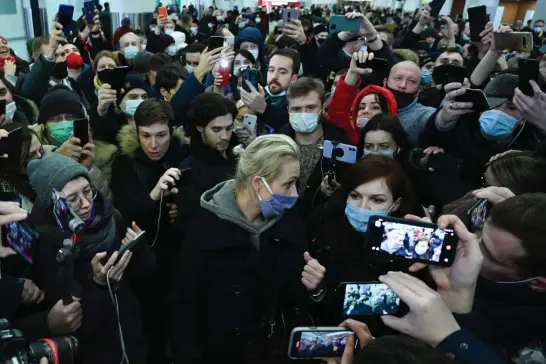  ?? FOTO: KIRILL KUDRYAVTSE­V/LEHTIKUVA-AFP ?? Julia Navalnaja omringad av journalist­er efter att hennes man Aleksej Navalnyj gripits strax efter ankomst till Moskva. Navalnyjs pressekret­erare Kira Jarmysj uppgav att polisen sagt sig ”klargöra vissa omständigh­eter.”