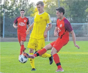  ?? FOTO: FLORIAN WOLF ?? Der SV Kressbronn (rechts Yannik Lang gegen Heimenkirc­hs Lukas Selig) kann dem SV Weingarten zur Herbstmeis­terschaft verhelfen.