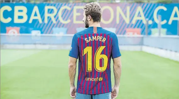  ?? FOTO: FCB ?? Sergi Samper recibió el dorsal 16 del primer equipo del FC Barcelona para esta temporada pero las lesiones y la falta de continuida­d le han obligado a probar suerte fuera