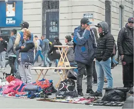  ??  ?? En baja. La venta ilegal disminuyó tras los desalojos en Floresta y Once.