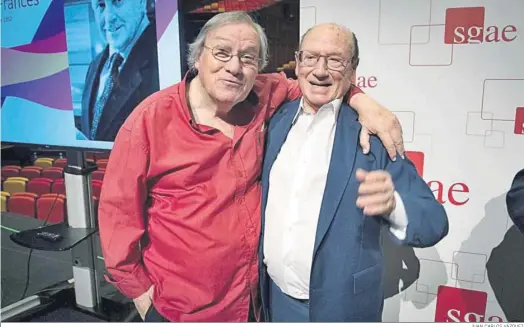  ?? JUAN CARLOS VÁZQUEZ ?? Manuel Gerena y Fosforito fueron dos de los autores reconocido­s por la SGAE, ayer, en un acto sencillo y emotivo.