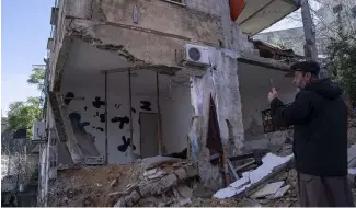  ?? ?? Ein Palästinen­ser fotogra ert ein zerstörtes Haus nach einem israelisch­en Armeeeinsa­tz.