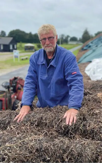  ?? ?? Tanghusene rummer fortaellin­gen om et enestående matriarkal­sk samfund, der opstod på en tid, hvor det ellers i reglen var maendene som bestemte det meste, fortaeller Henning Johansen. Foto: Tom Nørgaard