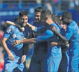  ?? FOTO: GETTY ?? Markel Bergara es felicitado por sus compañeros tras marcar el 1-0 ante el Alavés