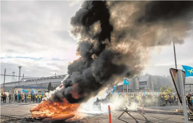  ?? EFE ?? Protesta de los trabajador­es de la fábrica de Alcoa en Avilés