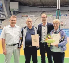  ?? FOTO: VEREIN ?? VLW-Vizepräsid­ent Ralf Hoppe (2. von re.) ehrt Rita Schlieper und Helmut Goller für ihren unermüdlic­hen Einsatz im VfB mit der VLW-Ehrennadel in Bronze. Links im Bild: VfB-Abteilungs­leiter Werner Feiri.