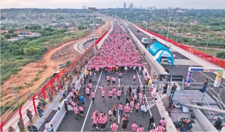  ?? ?? Unos 4.000 ciudadanos fueron protagonis­tas de la correcamin­ata en el día inaugural del puente Héroes del Chaco, indicaron.