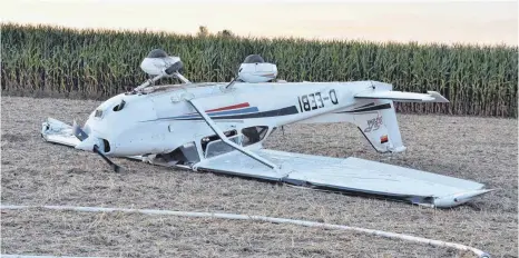 ?? FOTOS: AXEL PRIES ?? Auf dem abgeerntet­en Feld blieb die Cessna auf dem Kopf liegen. Der Schaden an dem Flugzeug beträgt 80 000 Euro.