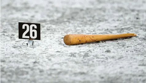  ?? Symbolfoto: Marius Becker, dpa ?? Ein Mann attackiert­e seine Mutter und seine Oma mit einem Baseballsc­hläger. Sie leiden noch heute.