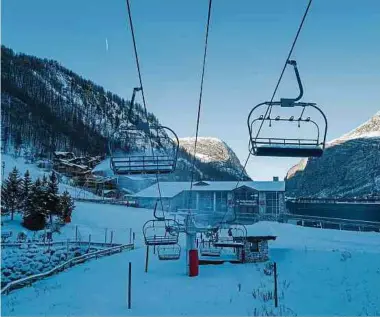  ?? Foto: dpa ?? ,Die Skilifte im französisc­hen Skigebiet Val d’Isere sind wegen Corona geschlosse­n.