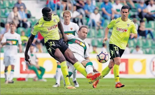  ??  ?? FIRMARON TABLAS. Elche y Córdoba se repartiero­n un punto cada uno que no deja satisfecho a ninguno de los dos equipos.