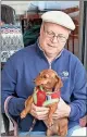  ??  ?? LEFT: Gary Hulgan of Rome and Weenie enjoy lunch before the parade.