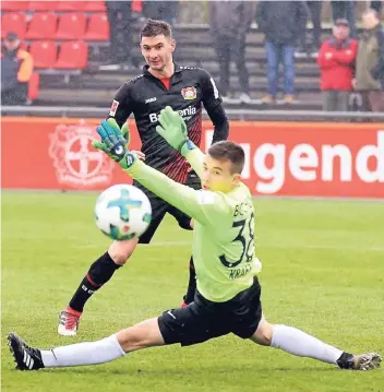  ?? FOTO: UWE MISERIUS ?? Bayer-Stürmer Lucas Alario vollendet einen Konter zum 5:1. VfL-Torwart Florian Kraft war ohne Chance.