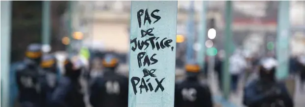  ?? Foto: AFP/Geoffroy van der Hasselt ?? Ohne Gerechtigk­eit kein Frieden: Mahnendes Graffito in Bobigny östlich von Paris bei der jüngsten Demonstrat­ion gegen Polizeigew­alt