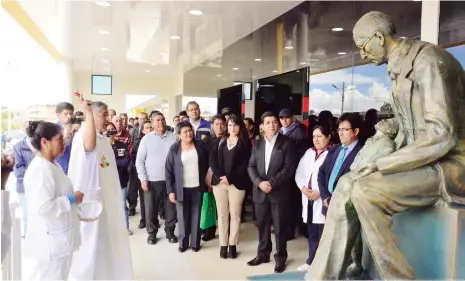  ?? HERNÁN ANDIA ?? El sacerdote de Punata bendice la estatua al ingreso del hospital de segundo nivel, inaugurado ayer.