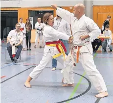  ?? FOTO: MARC MOCZNIK ?? Die Krefelderi­n Diana Niedereè beim Kumite: Sie darf den Gegner nicht berühren, sonst wird sie disqualifi­ziert.