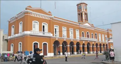  ??  ?? El Palacio Municipal de Motul. El alcalde de ese municipio lucha ante la Suprema Corte para no ser destituido por falta de pago de laudos