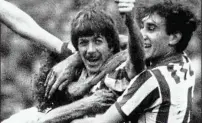  ?? TREVOR SMITH ?? Blade stunner: Terry Curran (centre) and Mellor take the plaudits as the Owls score four