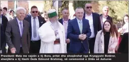  ??  ?? Presidenti Meta me vajzën e tij Bora, pritet dhe shoqërohet nga Kryegjyshi Botëror, shenjtëria e tij Haxhi Dede Edmond Brahimaj, në ceremoninë e Ditës së Ashures