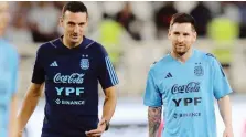  ?? GETTY ?? Il ct Lionel Scaloni con Leo Messi ad Abu Dhabi