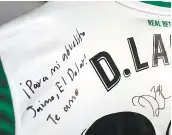  ??  ?? ● Playera autografia­da de Diego a su abuelo.