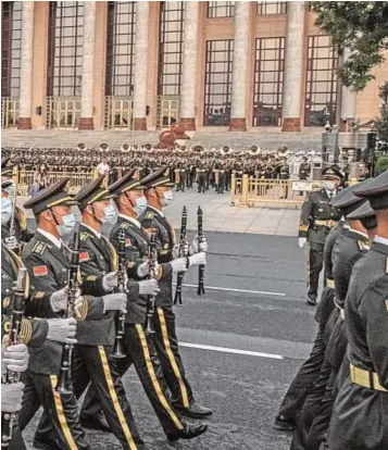  ?? // EFE ?? Miembros de la Orquesta Militar de China desfilan ayer por la plaza de Tiananmén