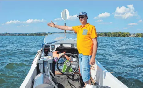  ?? ARCHIVFOTO: SILJA MEYER-ZURWELLE ?? Berufsfisc­her Bernd Kaulitzki beim Fischfang auf dem Bodensee. Er sagt: „In spätestens zehn, vielleicht auch schon in fünf Jahren wird es keine Berufsfisc­her mehr am Bodensee geben.“