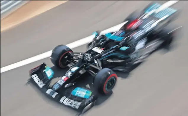  ??  ?? Lewis Hamilton pilota el Mercedes durante la sesión de clasificac­ión de ayer del Gran Premio de Gran Bretaña en Silverston­e.