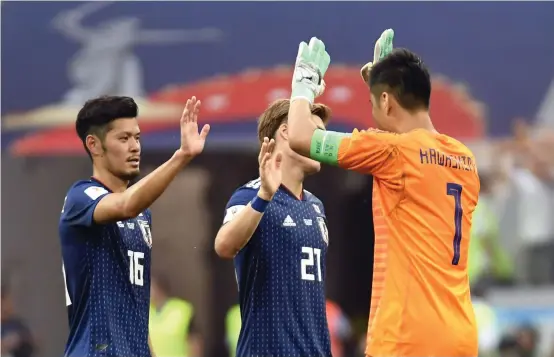  ?? FOTO: LEHTIKUVA/PHILIPPE DESMAZES ?? De japanska spelarna hade all orsak att fira efter sin förlust mot Polen