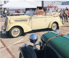  ?? FOTOS (2): UWE MISERIUS ?? Beim Pattscheid­er Oldtimerta­g zeigte der Pattscheid­er Veteranenc­lub allerlei alte Schätzchen. Hingucker war der beigefarbe­ne Opel Super 6 aus dem Jahr 1937.