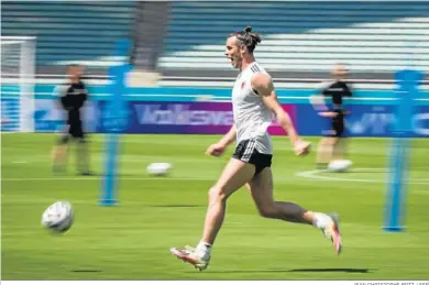  ?? JEAN CHRISTOPHE BOTT / EFE ?? Gareth Bale, durante un entrenamie­nto en Baku con la selección galesa.