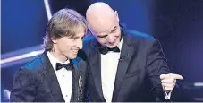  ??  ?? SONRIENTE. Luka Modric recibió las felicitaci­ones de Gianni Infantino, presidente de la FIFA.