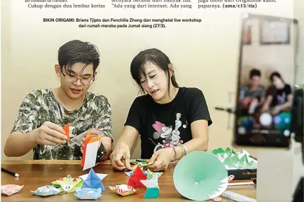  ?? ALFIAN RIZAL/JAWA POS ?? BIKIN ORIGAMI: Brians Tjipto dan Fenchilia Zhang dan menghelat live workshop dari rumah mereka pada Jumat siang (27/3).