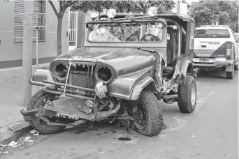  ?? JUAN CORRAL-LA NUEVA. ?? Estado del Jeep
que fue impactado por el Astra en el interior del Parque de Mayo.