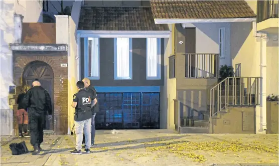  ?? Marcelo manera ?? Policías santafesin­os, en el frente de las dos casas de Italia al 2100 atacadas durante el partido de la selección argentina