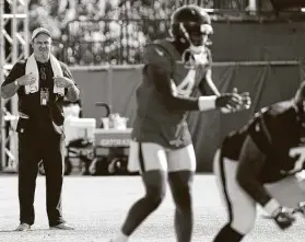  ?? Brett Coomer / Staff photograph­er ?? Texans coach Bill O'Brien lets quarterbac­k Deshaun Watson get most of the practice reps, but backups AJ McCarron and Alex McGough must be ready, too.