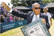  ?? MICHAEL DWYER AP ?? Nick Bollettier­i holds his plaque after his induction into the Internatio­nal Tennis Hall of Fame in 2014.