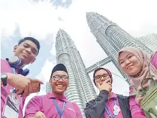  ??  ?? PELAJAR SMK Pantai bersama guru pengiring pasukan Labuan Susilawati bergambar kenangan di KLCC, Kuala Lumpur.