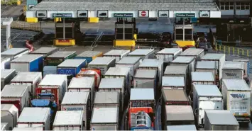  ?? Foto: Gareth Fuller, dpa ?? Schon wieder stehen die Lastwagen vor dem Hafen von Dover Schlange. Ein Großteil der Lebensmitt­elindustri­e hat Schwierigk­ei‰ ten beim Handel mit der EU.