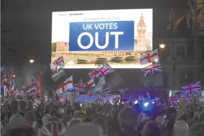  ??  ?? On December 24, 2020, the EU-UK Trade and Cooperatio­n Agreement for an orderly UK withdrawal from the EU was eventually signed. The bolting of one of the EU troika will produce unpreceden­tedly profound effect on European political and economic pattern. Photo shows that people support Brexit hold a rally at the Parliament Square to celebrate Brexit on the evening of January 31, 2020, and the huge LED display reads “UK chooses Brexit”.