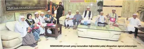  ??  ?? SEBAHAGIAN jemaah yang menunaikan haji melalui pakej ditawarkan agensi pelanconga­n.