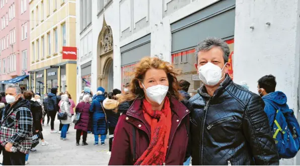  ?? Fotos: Bernd Hohlen ?? Vor dem TK Maxx in der Augsburger Fußgängerz­one bildeten sich am Samstag lange Warteschla­ngen. Christiane Lauber und Holger Glaab aus Königsbrun­n standen auch an. Auch sie hatten online einen Einkaufste­rmin vereinbart.