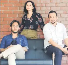  ?? Choo Choy May — Picture by ?? Sofia Jane’s (centre) film ‘Maryam Pagi ke Malam’ is directed by Badrul Hisham Ismail (sitting left) and produced by Anomalous Films.