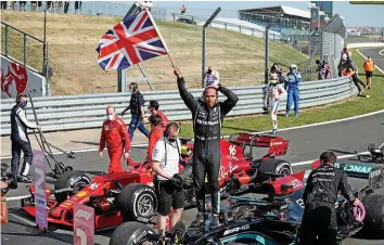  ?? FOTOS: TWITTER/REUTERS ?? Verstappen braucht nach dem Crash Hilfe beim Aussteigen – Hamilton feiert seinen Sieg in Silverston­e mit dem Union Jack.