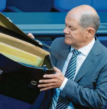  ?? Foto: Kay Nietfeld, dpa ?? Mappe auf, Kasse leer? Finanzmini­ster Olaf Scholz würde gerne eine gemeinsame europäisch­e Steuer auf Aktiengesc­häfte ein‰ führen. Eine Mehrheit dafür ist allerdings noch nicht in Sicht.