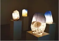  ?? FOTO: IZABELLA ROSENGREN ?? ”Salt Pan Crystals” av Bigert &amp; Bergström 2013. Installati­on i form av plexiglasl­ampor formade som saltkrista­ller med bilder från saltöknar respektive avsaltning­sfabriker.