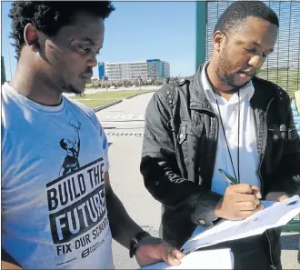  ?? Picture: TREMAINE VAN AARDT ?? WANTING PROGRESS: Eastern Province Equal Education deputy chairman Masixole Booi, left, takes CDC spokesman Simlindele Manqina through their memorandum of demands